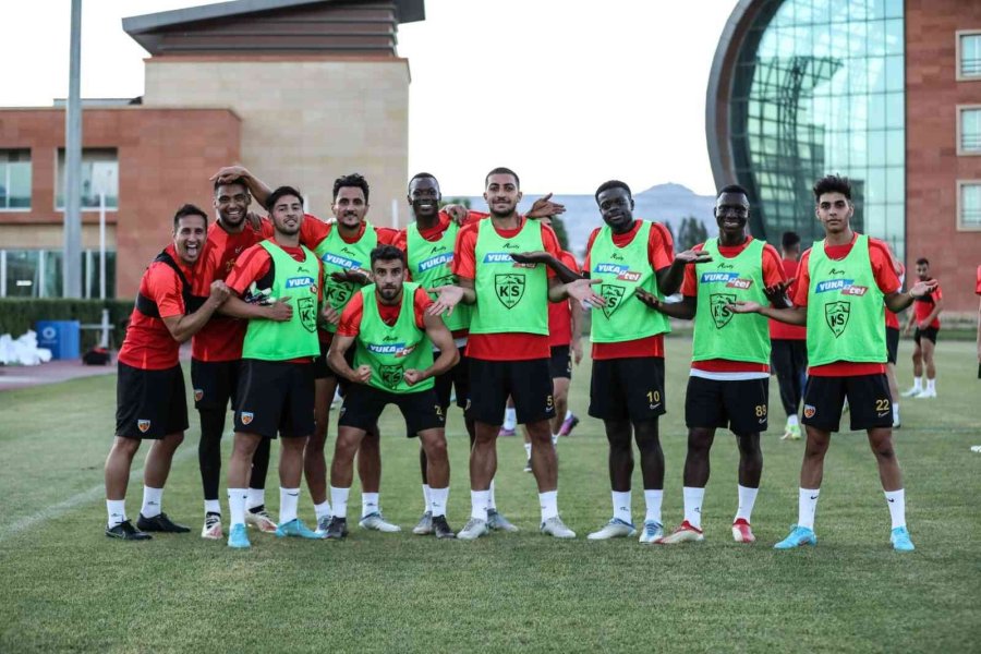 Kayserispor Çalışmalarını Sürdürüyor