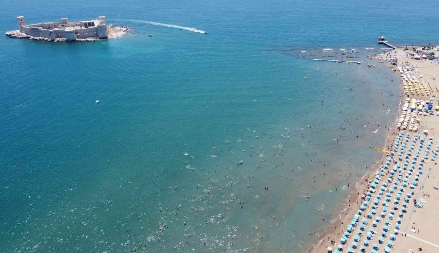 Sıcaktan Kaçan Soluğu Denizde Aldı