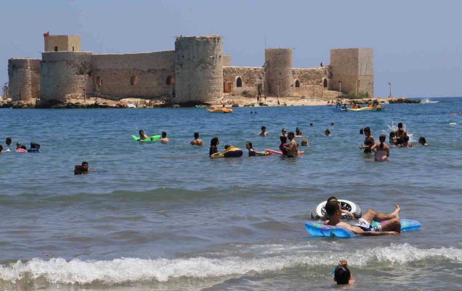 Sıcaktan Kaçan Soluğu Denizde Aldı