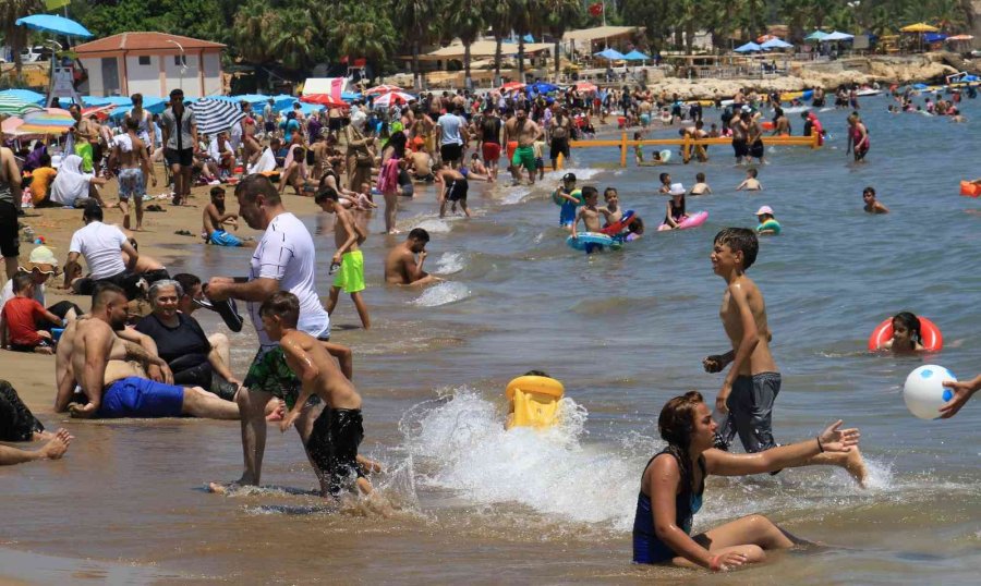 Sıcaktan Kaçan Soluğu Denizde Aldı