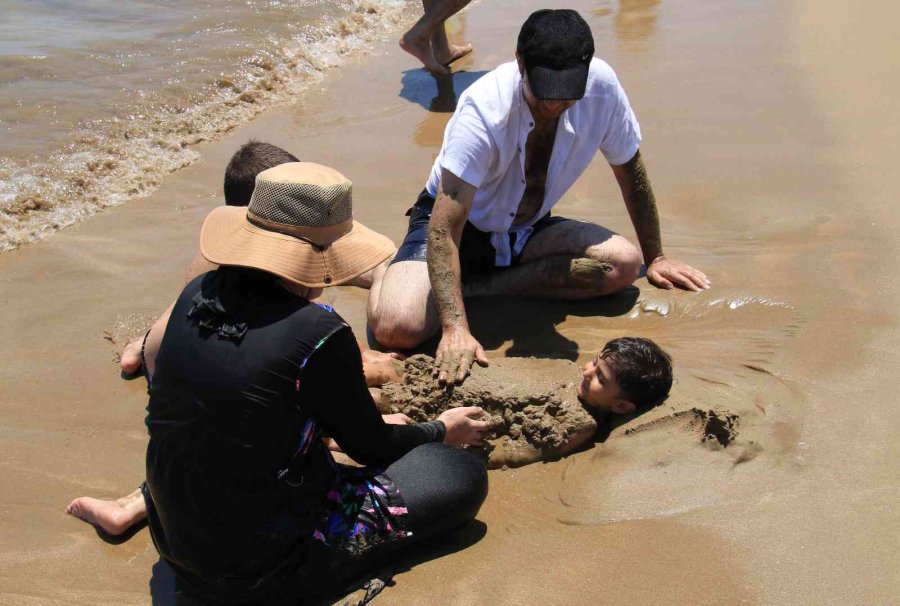 Sıcaktan Kaçan Soluğu Denizde Aldı