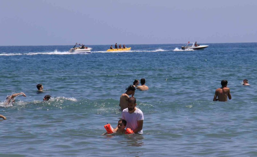 Sıcaktan Kaçan Soluğu Denizde Aldı