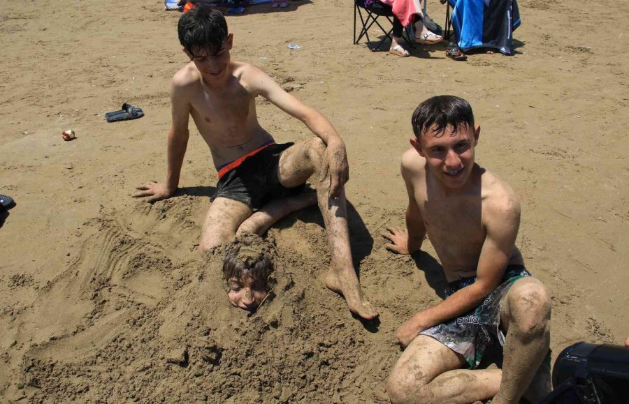 Sıcaktan Kaçan Soluğu Denizde Aldı