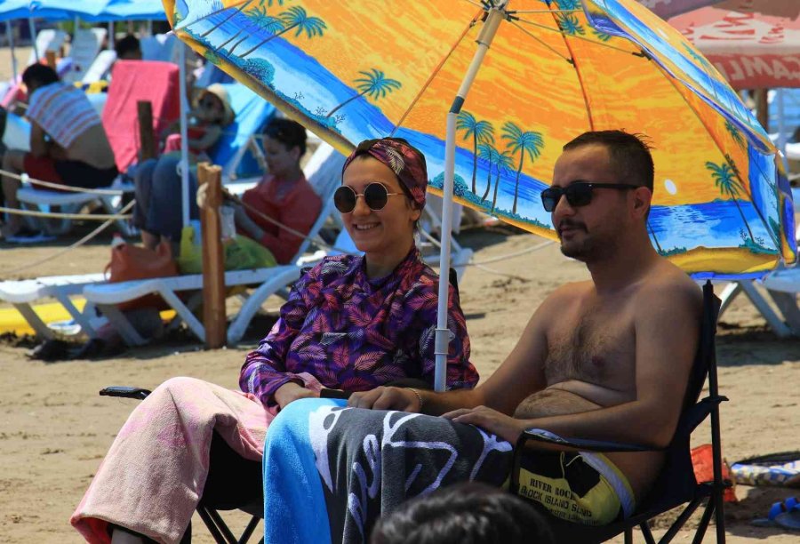 Sıcaktan Kaçan Soluğu Denizde Aldı