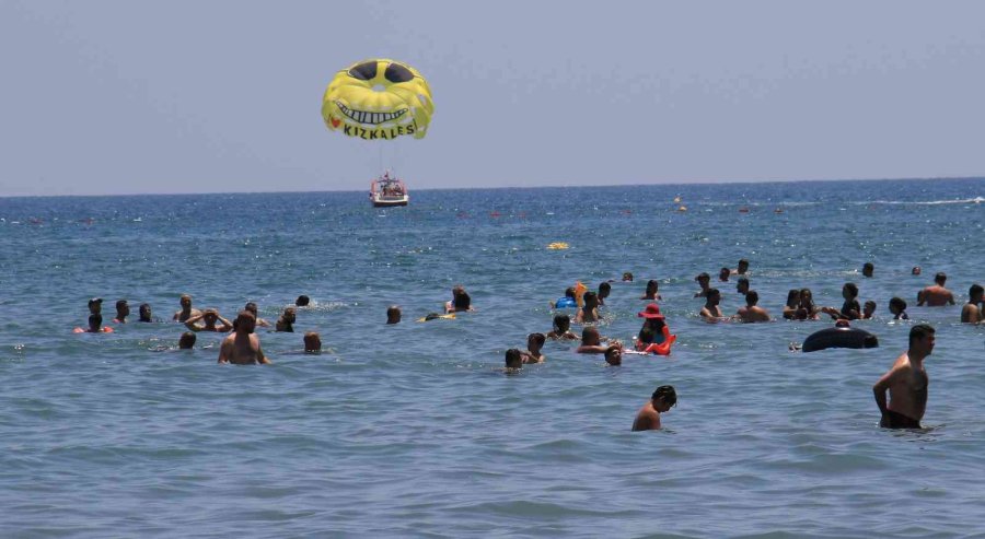 Sıcaktan Kaçan Soluğu Denizde Aldı