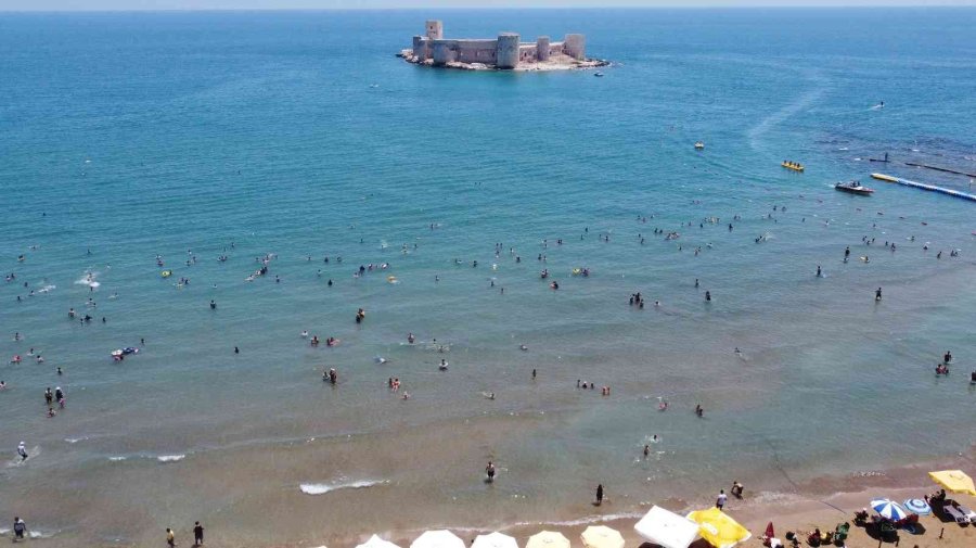 Sıcaktan Kaçan Soluğu Denizde Aldı