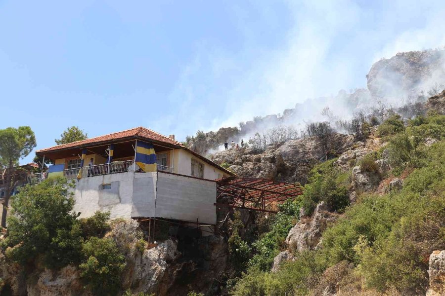 Antalya’da Makilik Alanda Çıkan Yangın Kontrol Altına Alındı