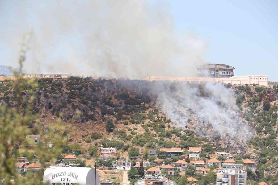 Antalya’da Makilik Alanda Çıkan Yangın Kontrol Altına Alındı