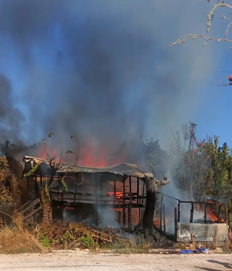Antalya’da Yangında Bir Ev Kullanılamaz Hale Geldi
