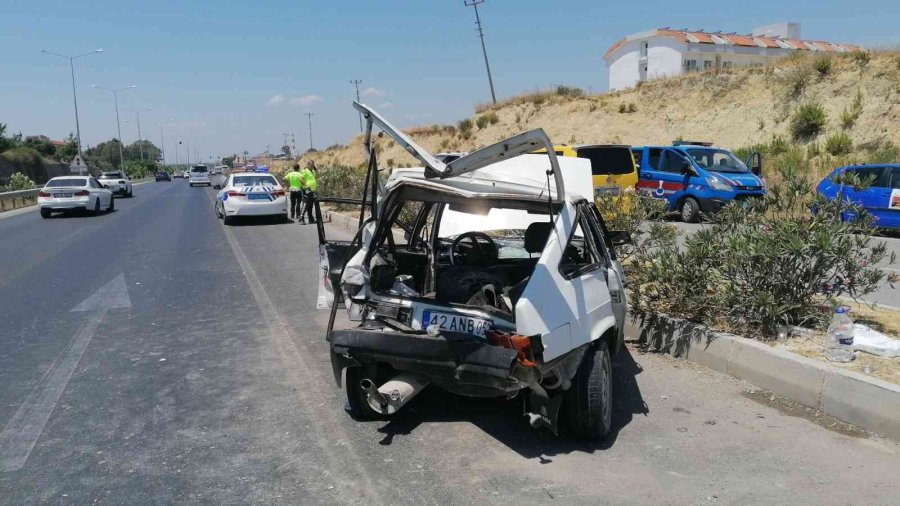 Arızalanarak Park Eden Otomobile Tur Otobüsü Arkadan Çarptı: 4 Yaralı