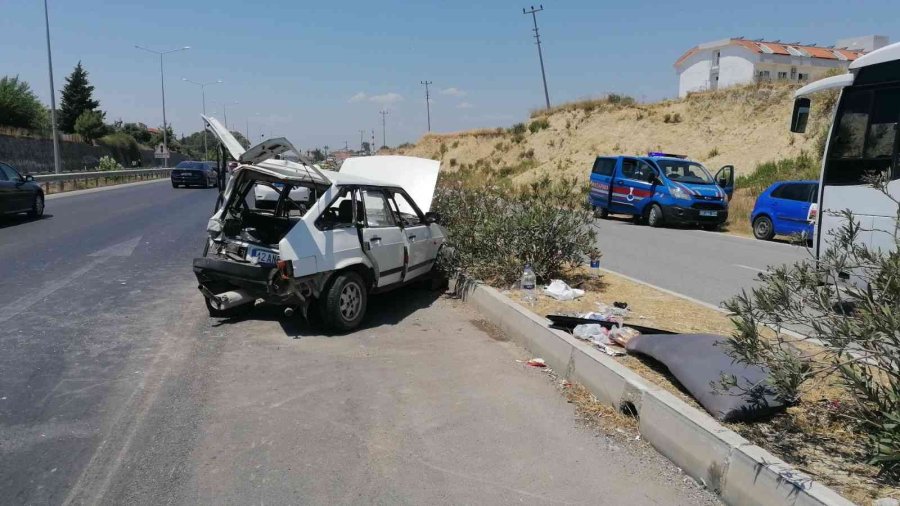 Arızalanarak Park Eden Otomobile Tur Otobüsü Arkadan Çarptı: 4 Yaralı