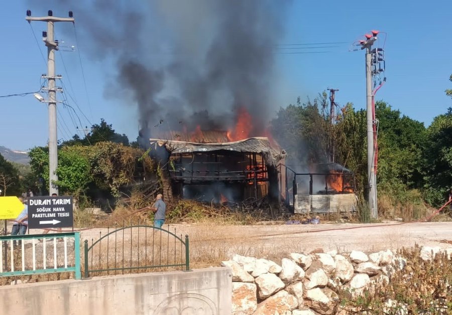 Antalya’da Yangında Bir Ev Kullanılamaz Hale Geldi