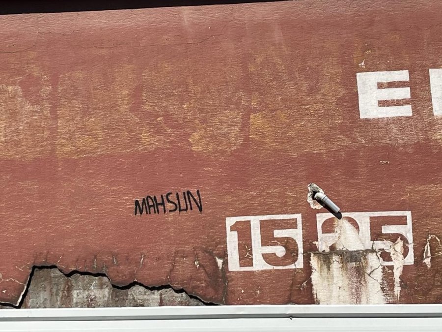 Binanın Çatısına Kadar Yazı Yazdılar