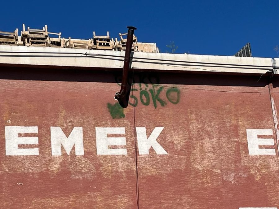 Binanın Çatısına Kadar Yazı Yazdılar