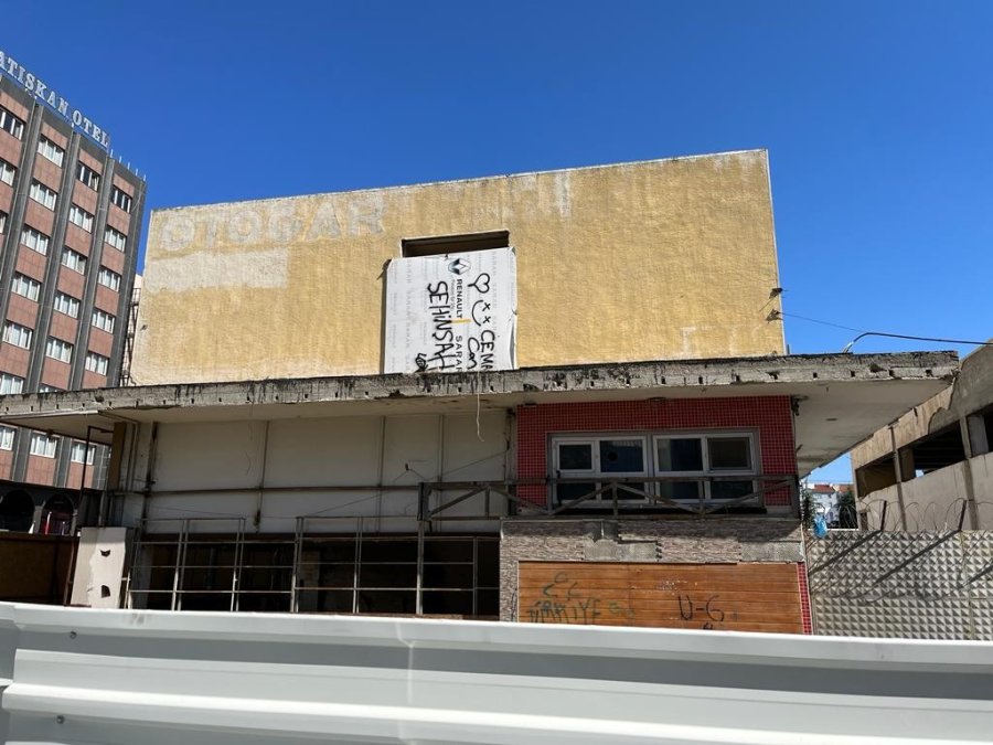 Binanın Çatısına Kadar Yazı Yazdılar