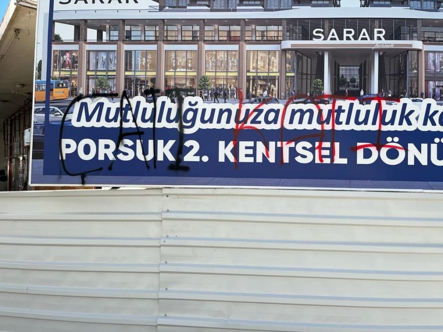 Binanın Çatısına Kadar Yazı Yazdılar