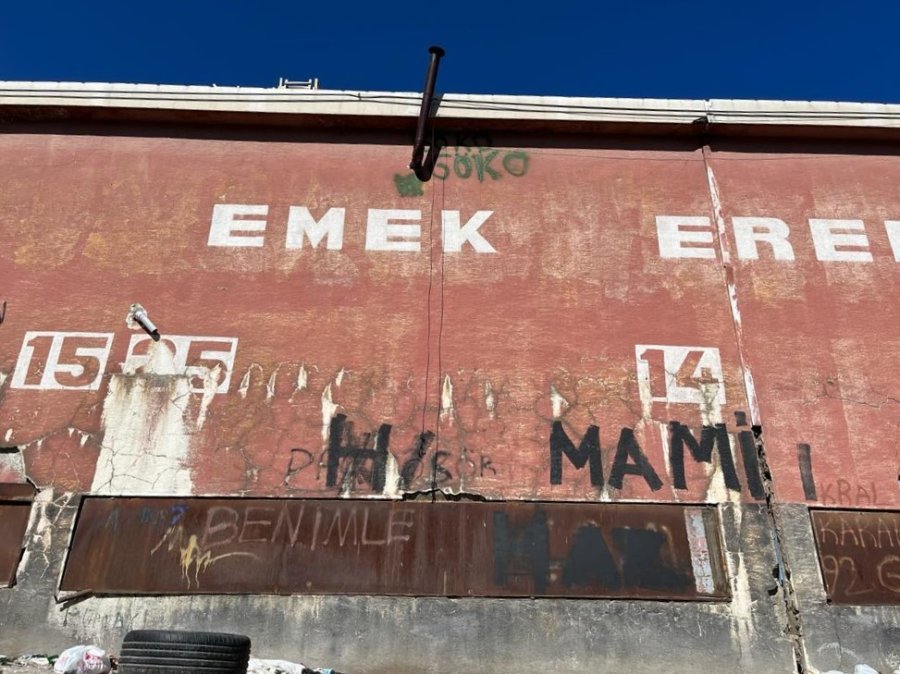 Binanın Çatısına Kadar Yazı Yazdılar