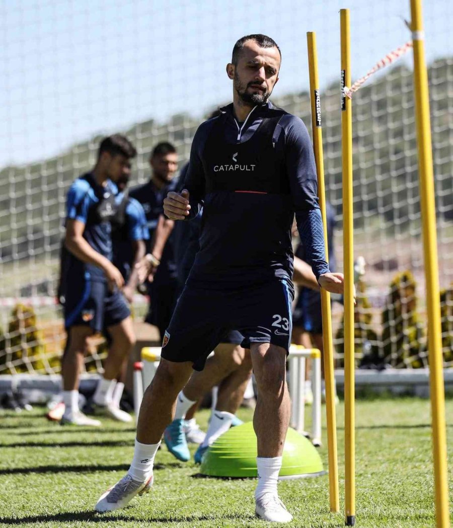 Kayserispor Kaptanı İlhan Parlak: "kulübü Sıkıntıya İtecek Transfer Yapılmasına Karşıyım"