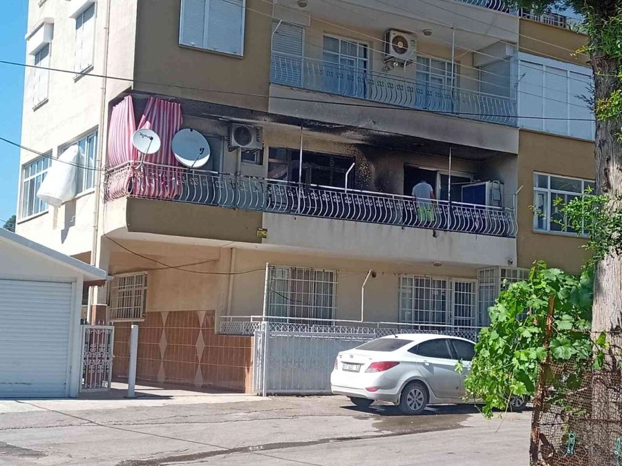 Yangında Mahsur Kalan 3 Çocuk İtfaiye Ekipleri Tarafından Kurtarıldı