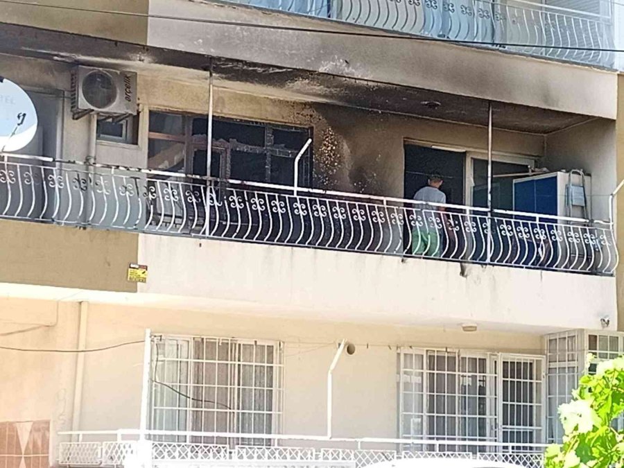 Yangında Mahsur Kalan 3 Çocuk İtfaiye Ekipleri Tarafından Kurtarıldı