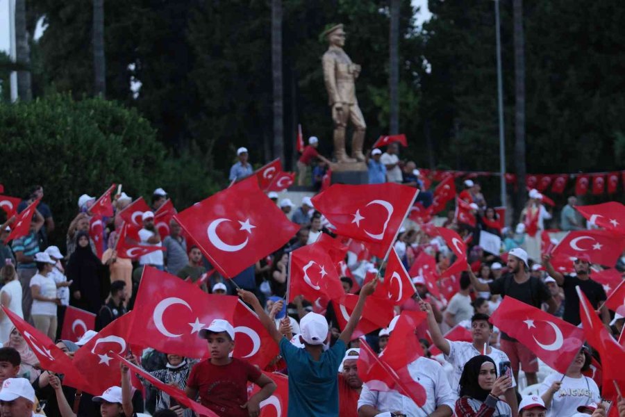 Mersinliler, 15 Temmuz’un Yıl Dönümünde Meydanlara Akın Etti