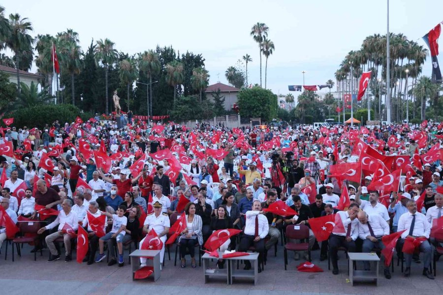 Mersinliler, 15 Temmuz’un Yıl Dönümünde Meydanlara Akın Etti