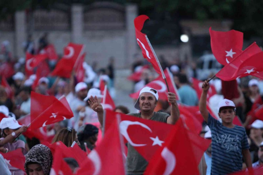 Mersinliler, 15 Temmuz’un Yıl Dönümünde Meydanlara Akın Etti