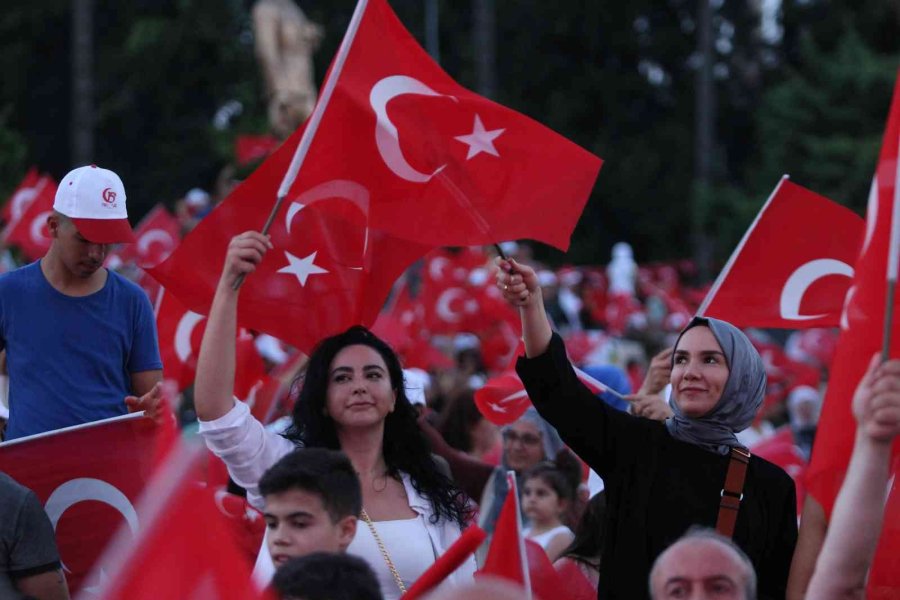 Mersinliler, 15 Temmuz’un Yıl Dönümünde Meydanlara Akın Etti