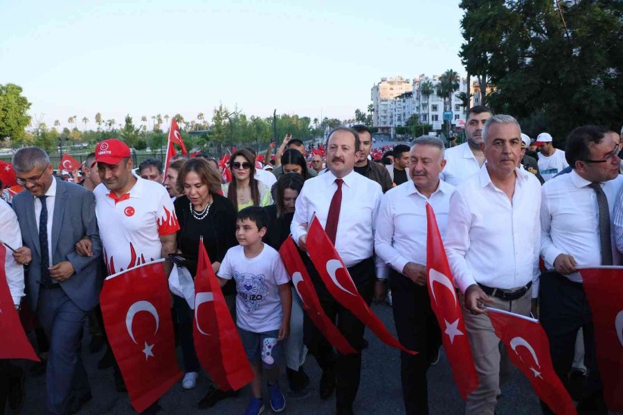 Mersinliler, 15 Temmuz’un Yıl Dönümünde Meydanlara Akın Etti