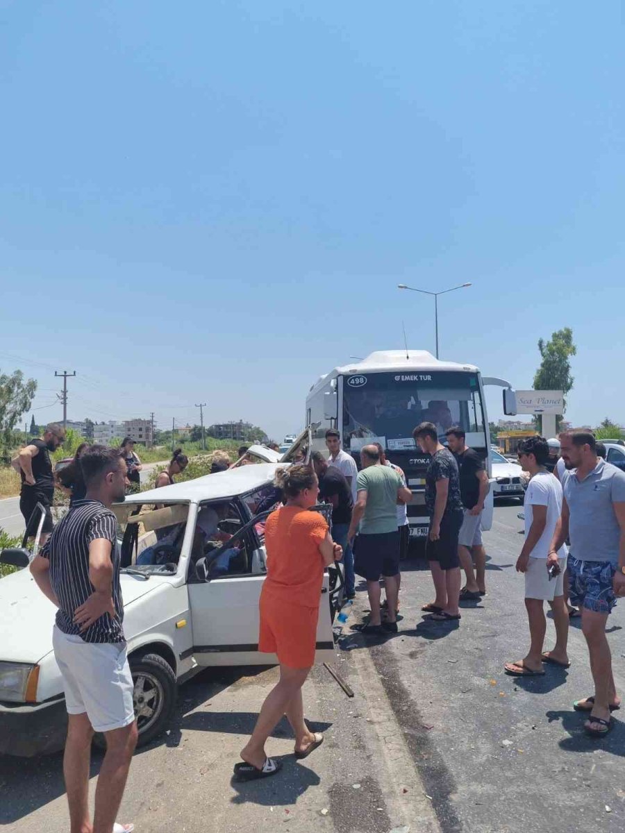 Arızalanarak Park Eden Otomobile Tur Otobüsü Arkadan Çarptı: 4 Yaralı