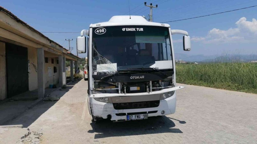 Arızalanarak Park Eden Otomobile Tur Otobüsü Arkadan Çarptı: 4 Yaralı