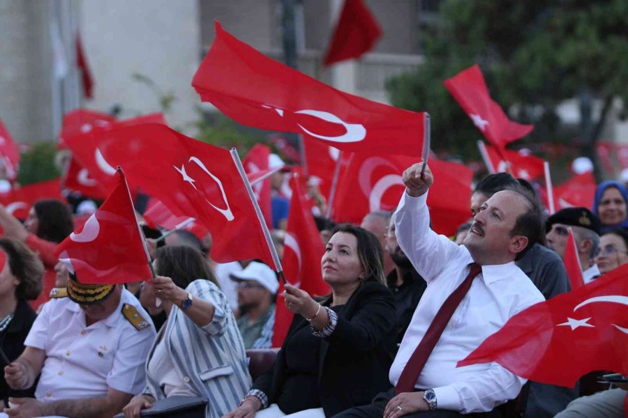 Mersinliler, 15 Temmuz’un Yıl Dönümünde Meydanlara Akın Etti