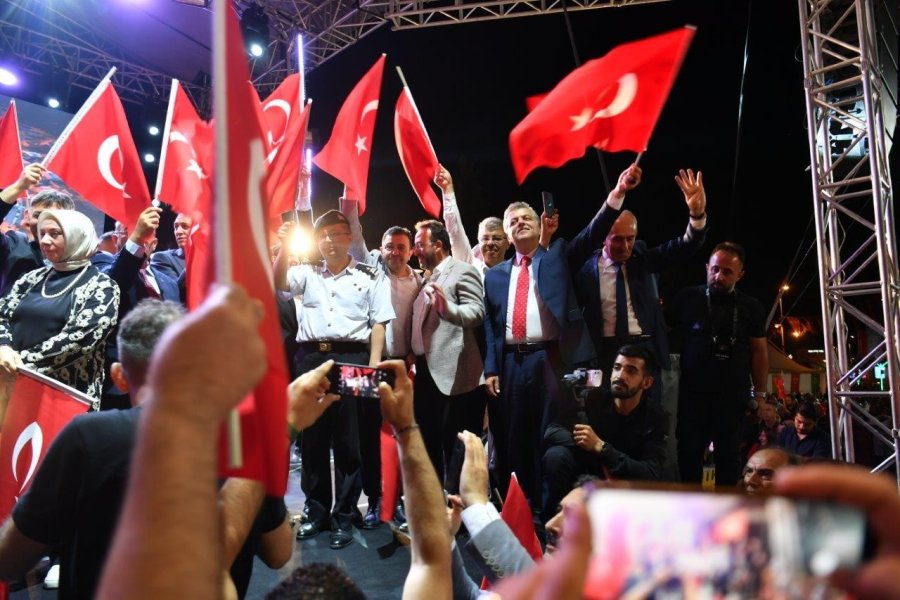 İş Dünyası ’türkiye Aşkına’ Yürüdü