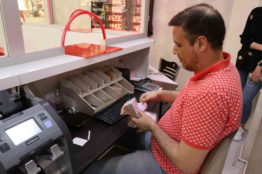Döviz Piyasasındaki Hareketlilik Gurbetçiyi Altın Yatırımına Yöneltti