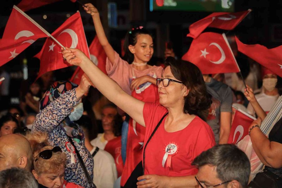 Antalya 15 Temmuz’da Tek Yürek Olup, Şehitlerini Andı