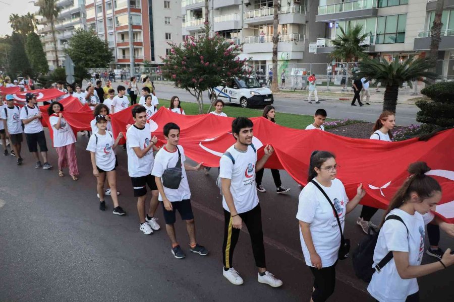 Antalya 15 Temmuz’da Tek Yürek Olup, Şehitlerini Andı