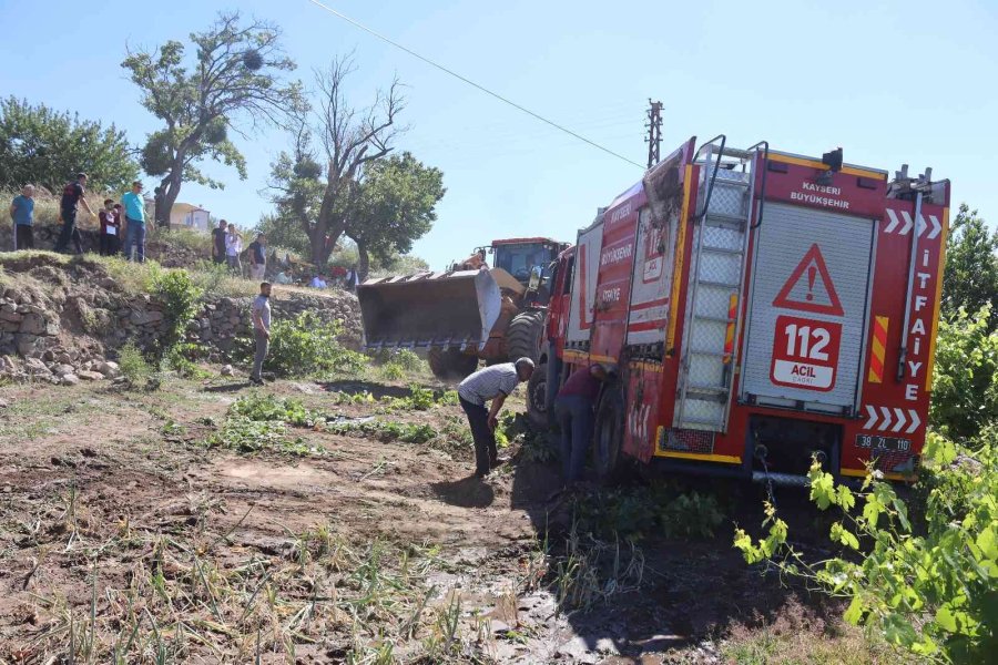 Kayseri’de İtfaiye Aracı Devrildi, 4 İtfaiye Eri Yaralandı