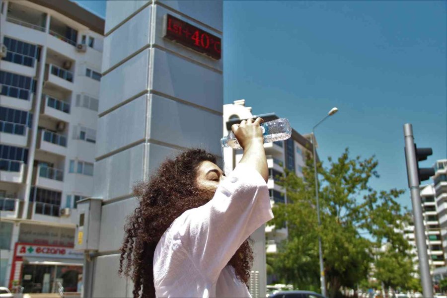 Antalya’da Termometreler 40’ı Gösterdi, Sahiller Doldu