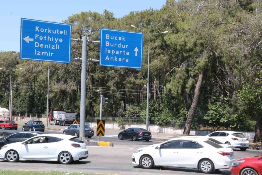 Antalya’da Tatilcilerin Dönüş Yolcuğu Başladı