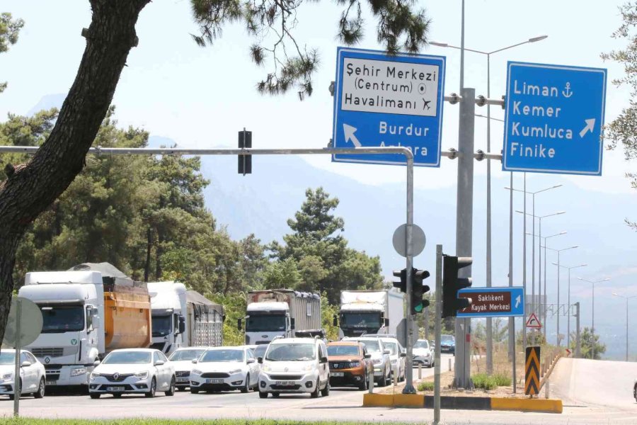 Antalya’da Tatilcilerin Dönüş Yolcuğu Başladı