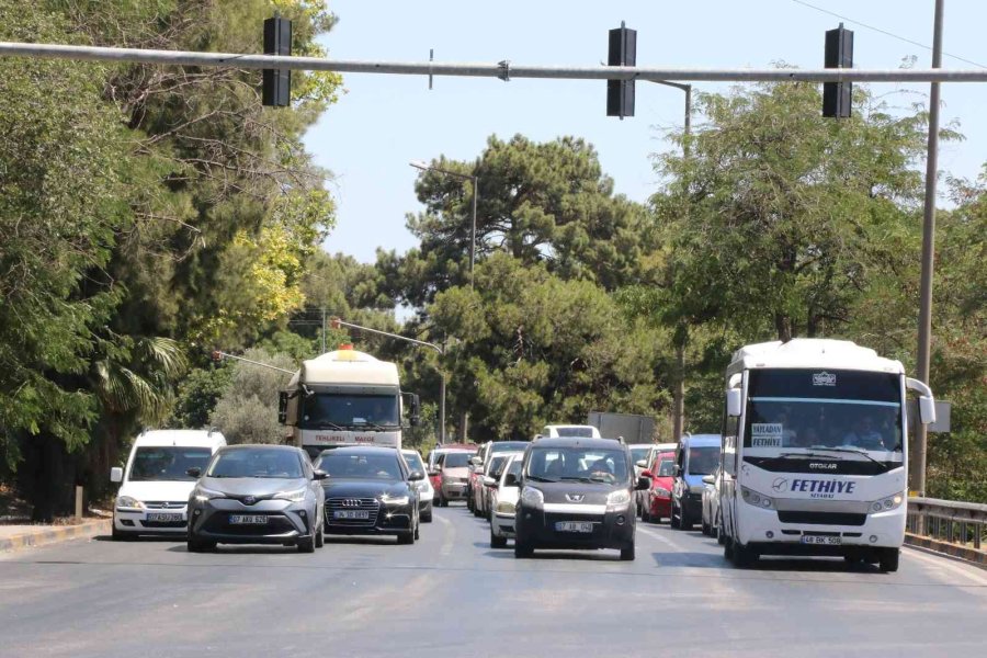 Antalya’da Tatilcilerin Dönüş Yolcuğu Başladı