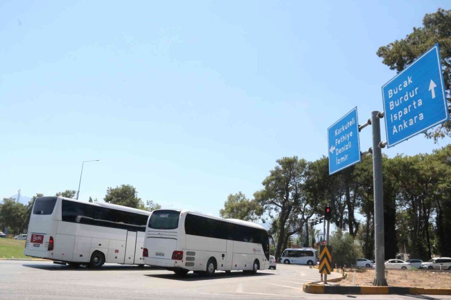 Antalya’da Tatilcilerin Dönüş Yolcuğu Başladı