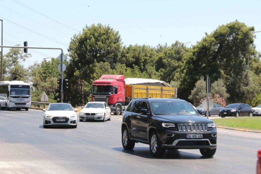 Antalya’da Tatilcilerin Dönüş Yolcuğu Başladı