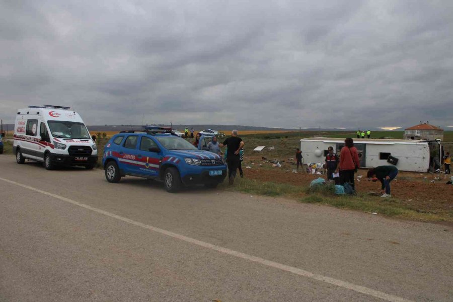 Tur Otobüsü Devrildi, Çok Sayıda Yaralı Var
