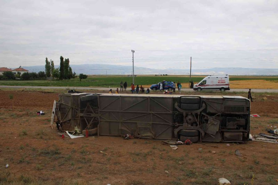 Tur Otobüsü Devrildi, Çok Sayıda Yaralı Var
