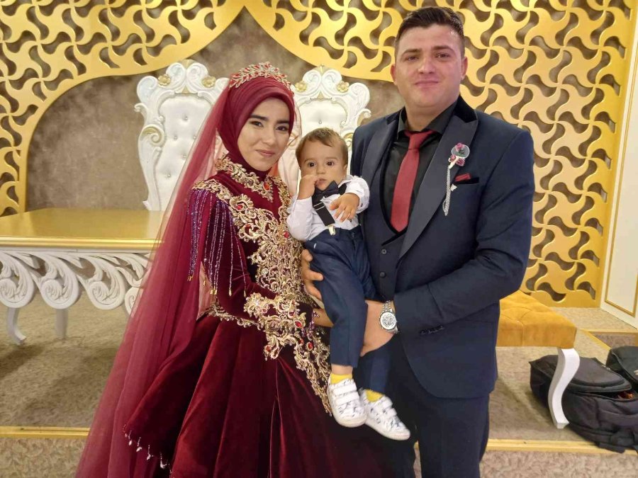 Pandemide Yapamadıkları Düğünü 1,5 Yaşındaki Çocuklarıyla Yaptılar