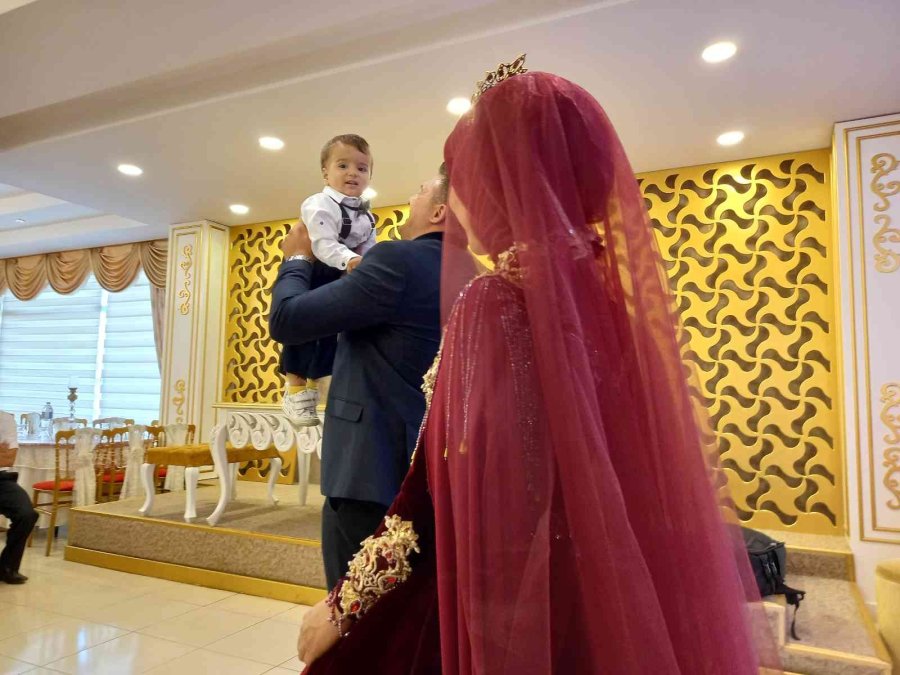 Pandemide Yapamadıkları Düğünü 1,5 Yaşındaki Çocuklarıyla Yaptılar
