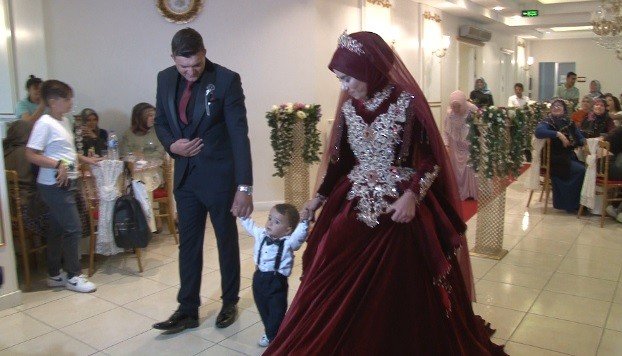 Pandemide Yapamadıkları Düğünü 1,5 Yaşındaki Çocuklarıyla Yaptılar
