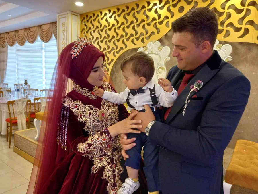 Pandemide Yapamadıkları Düğünü 1,5 Yaşındaki Çocuklarıyla Yaptılar