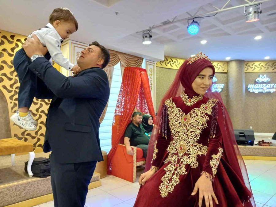 Pandemide Yapamadıkları Düğünü 1,5 Yaşındaki Çocuklarıyla Yaptılar